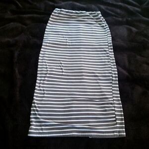 A pencil skirt that is a grey and white pattern